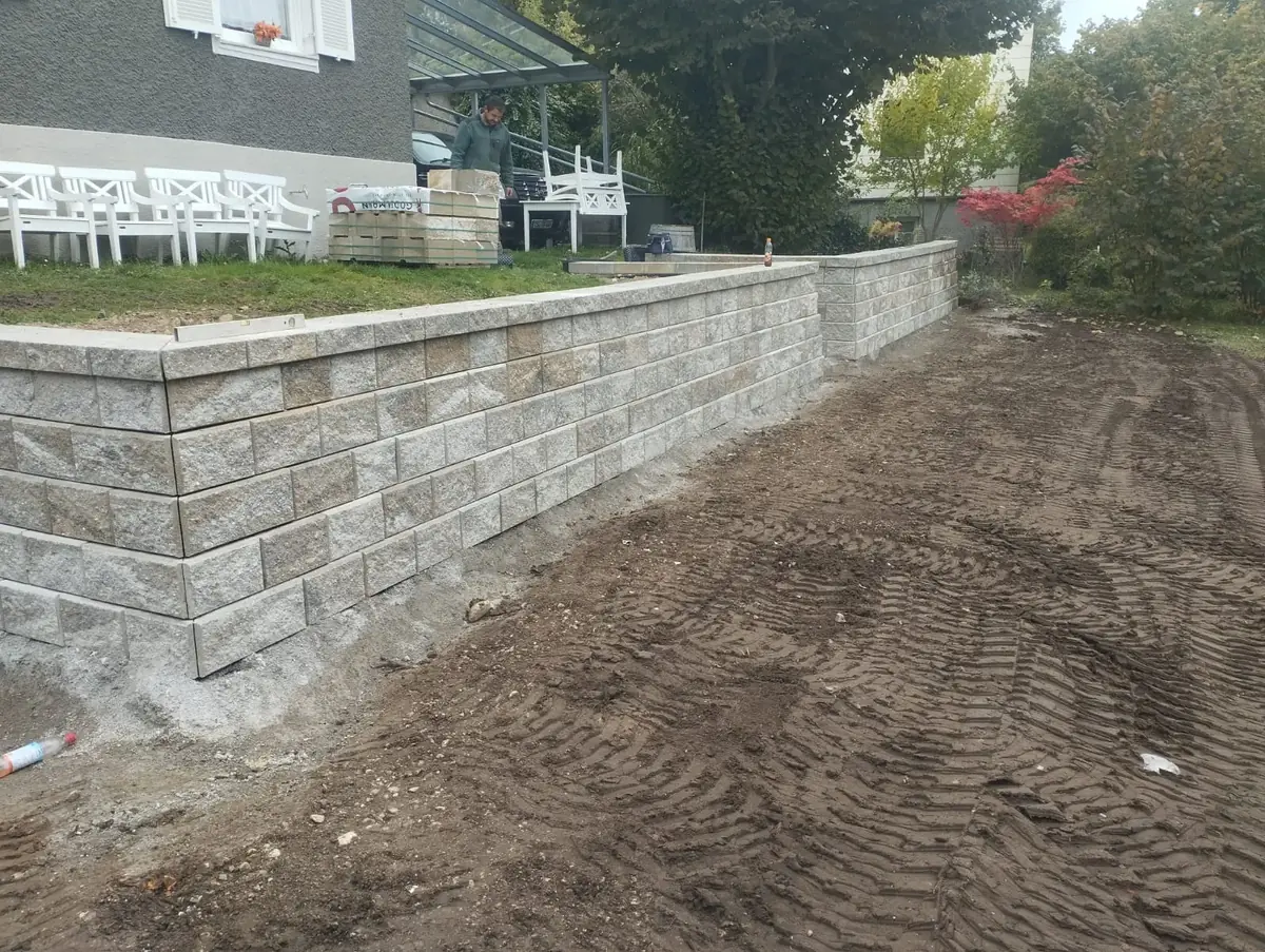 Mauerarbeiten Nachher - Fertige Natursteinmauer